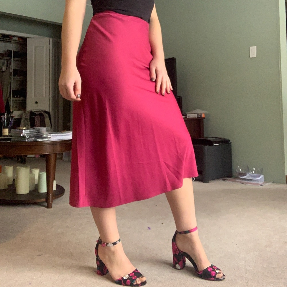 NWOT silk like skirt